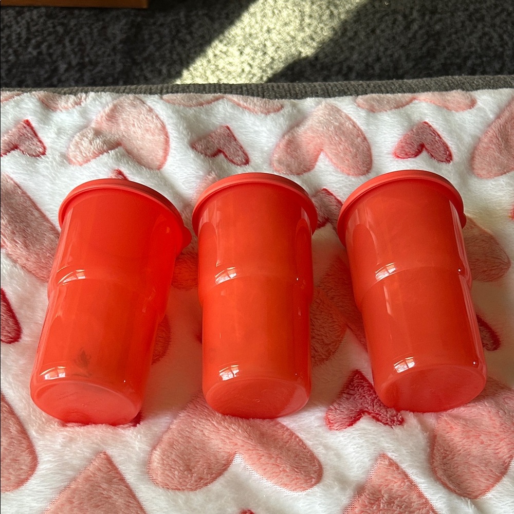 Tupperware cups with lids - Picture 2 of 3